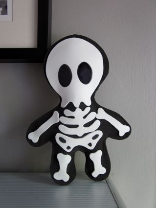 esqueleto hecho con goma eva