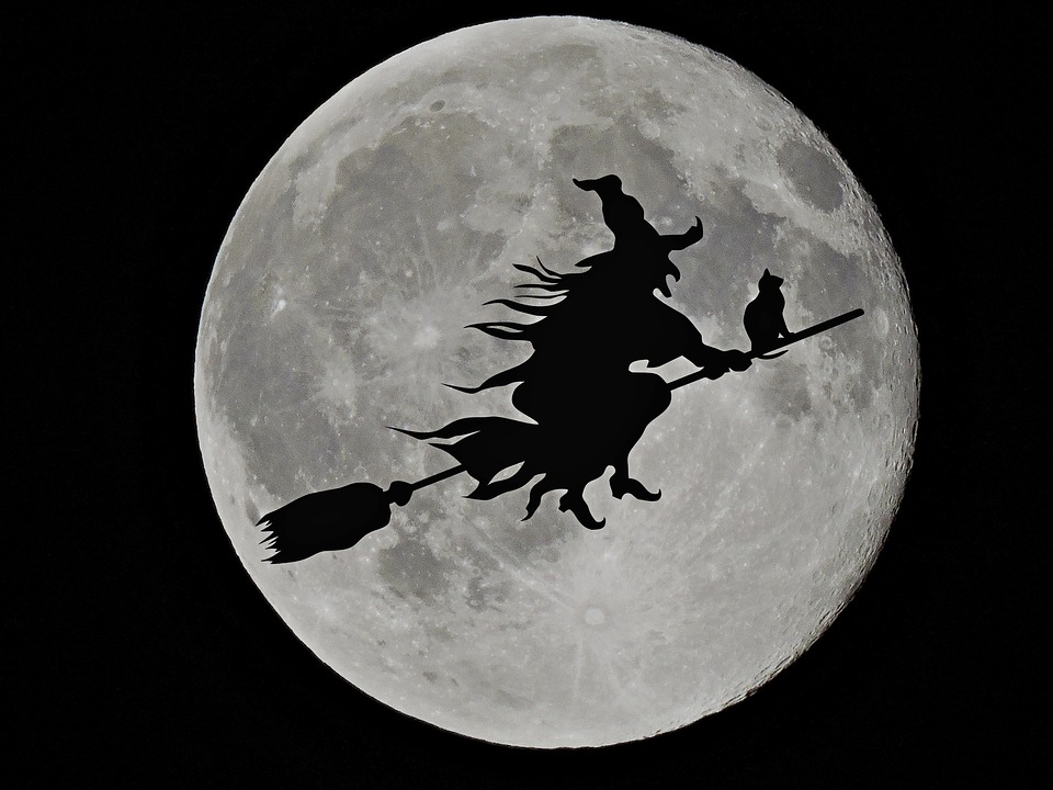 brujas volando en luna llena