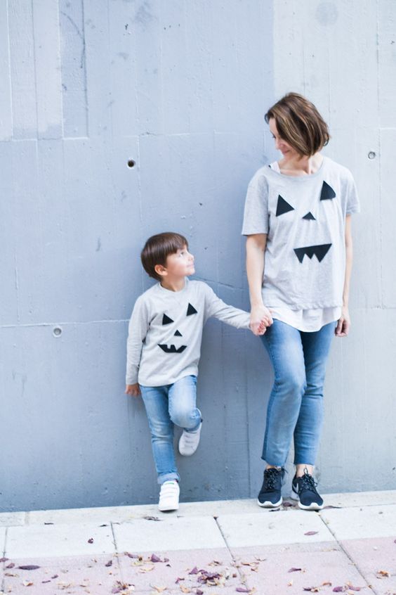 niño y madre con camiseta de halloween