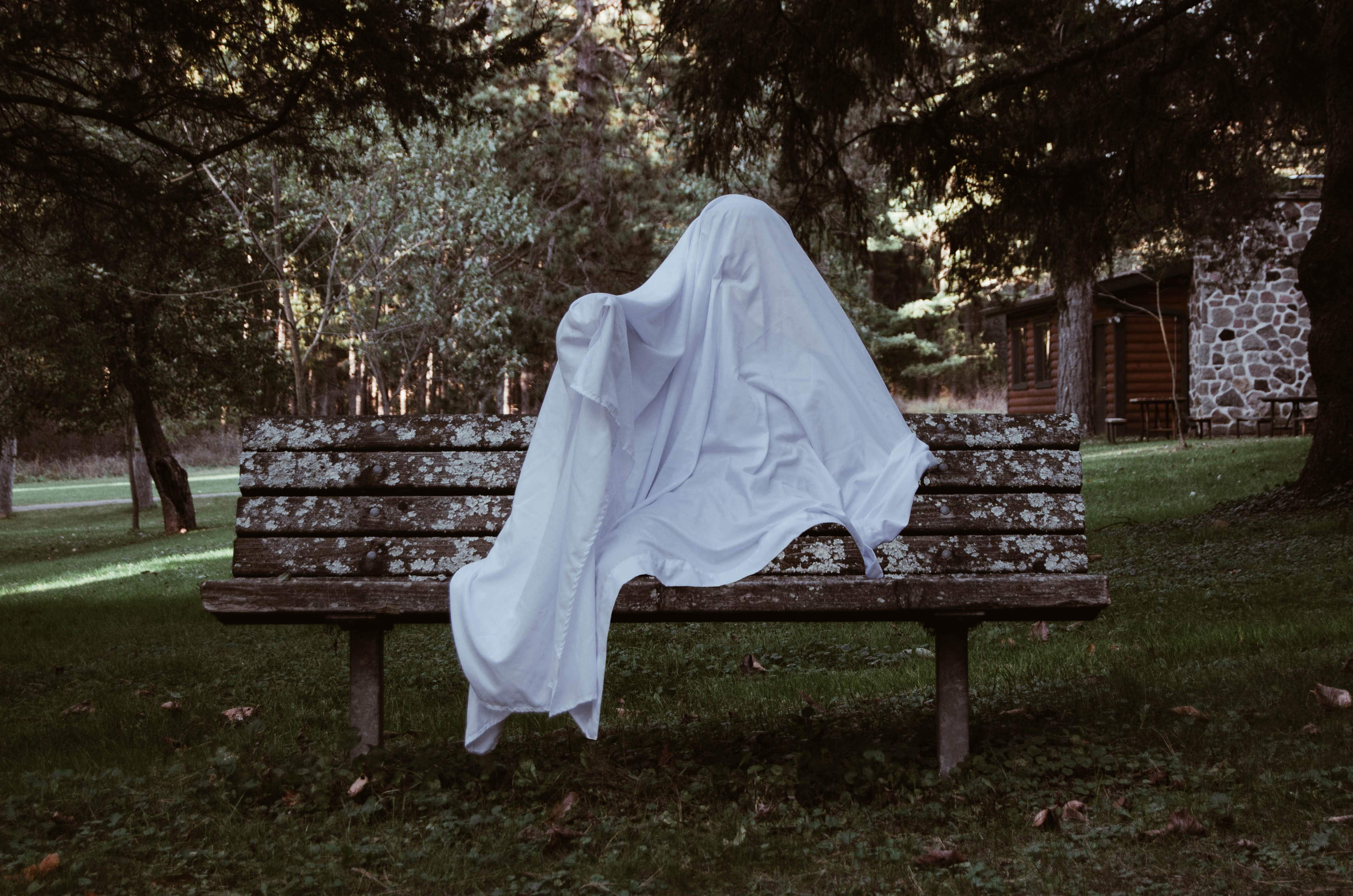 persona disfrazada de fantasma
